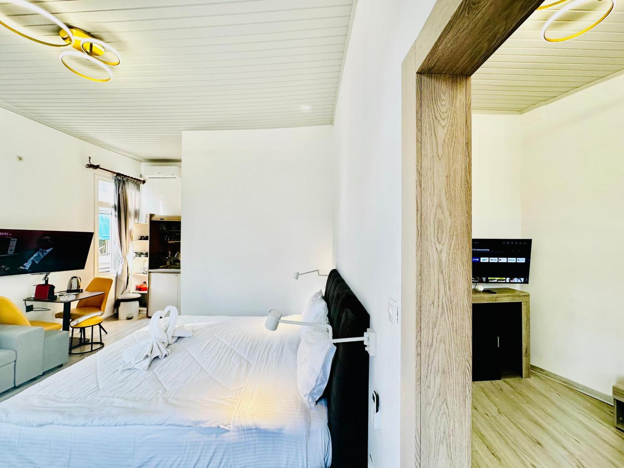 Travelers Luxury Suites, Studios & Apartments Corfu  Exteriör bild
